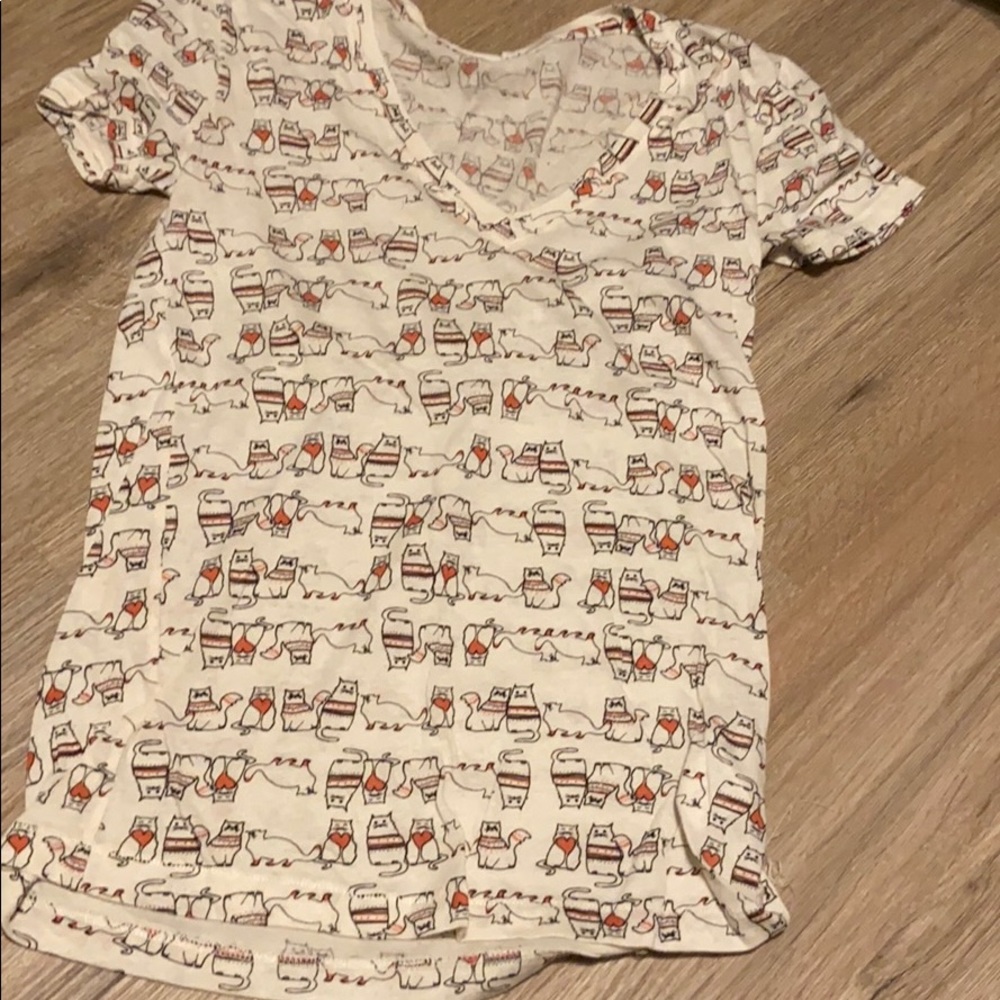 Cream colored cat print v neck
